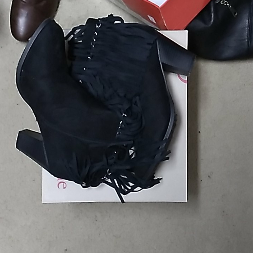 1 pair of black boots real stylish  wore once